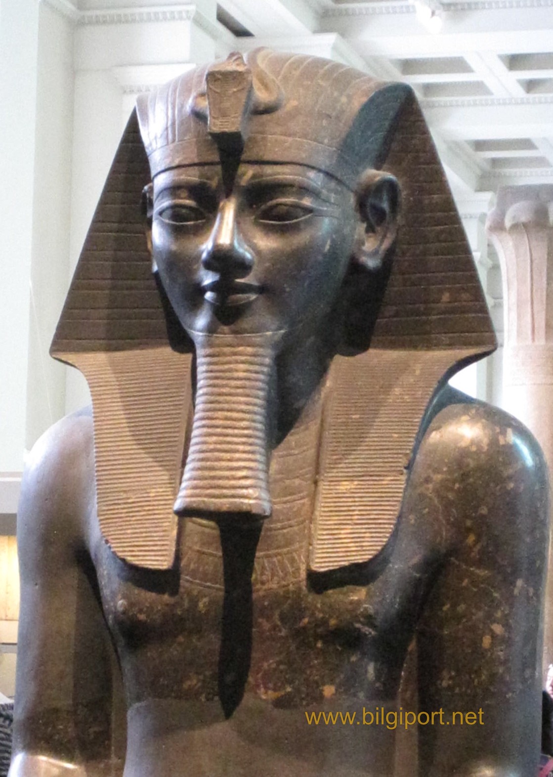III. Amenhotep British Museum'da devasa heykeli