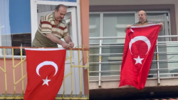 Bayrak Asan Dayı, Cumhuriyet'in 100. Yılı için Yeniden Balkonda !