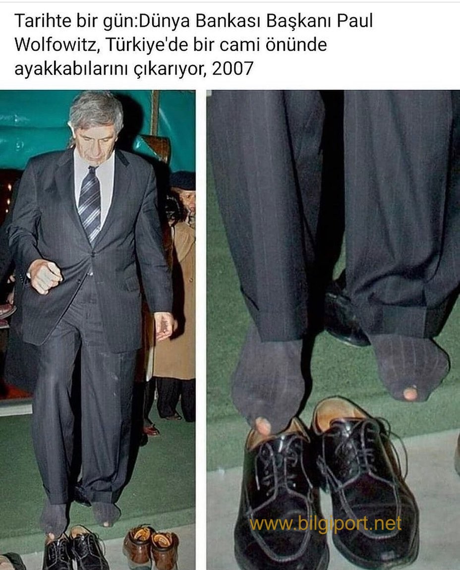 Dünya Bankası Başkanı Paul Wolfowitz, Türkiye'de bir camii önünde ayakkabılarını çıkarıyor. (2007)